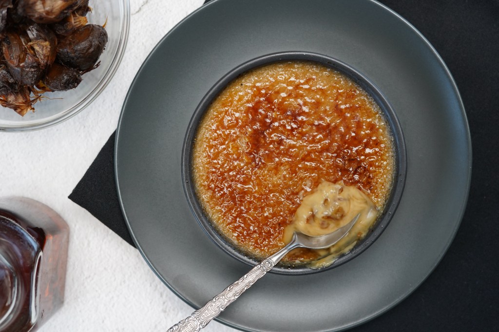 Crème brûlée à l&rsquo;ail noir, érable et&nbsp;café