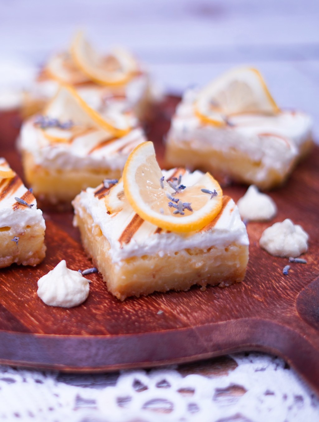 Carrés au citron, meringue à la lavande et&nbsp;camomille