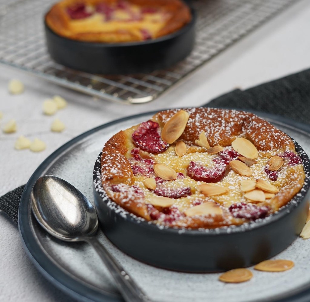 Clafouti aux framboises, chocolat blanc et amaretto&nbsp;québécois