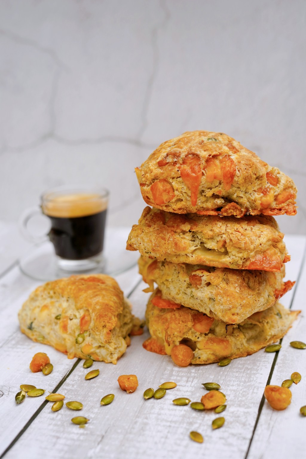 Scones au fromage de chèvre et cerises de&nbsp;terre
