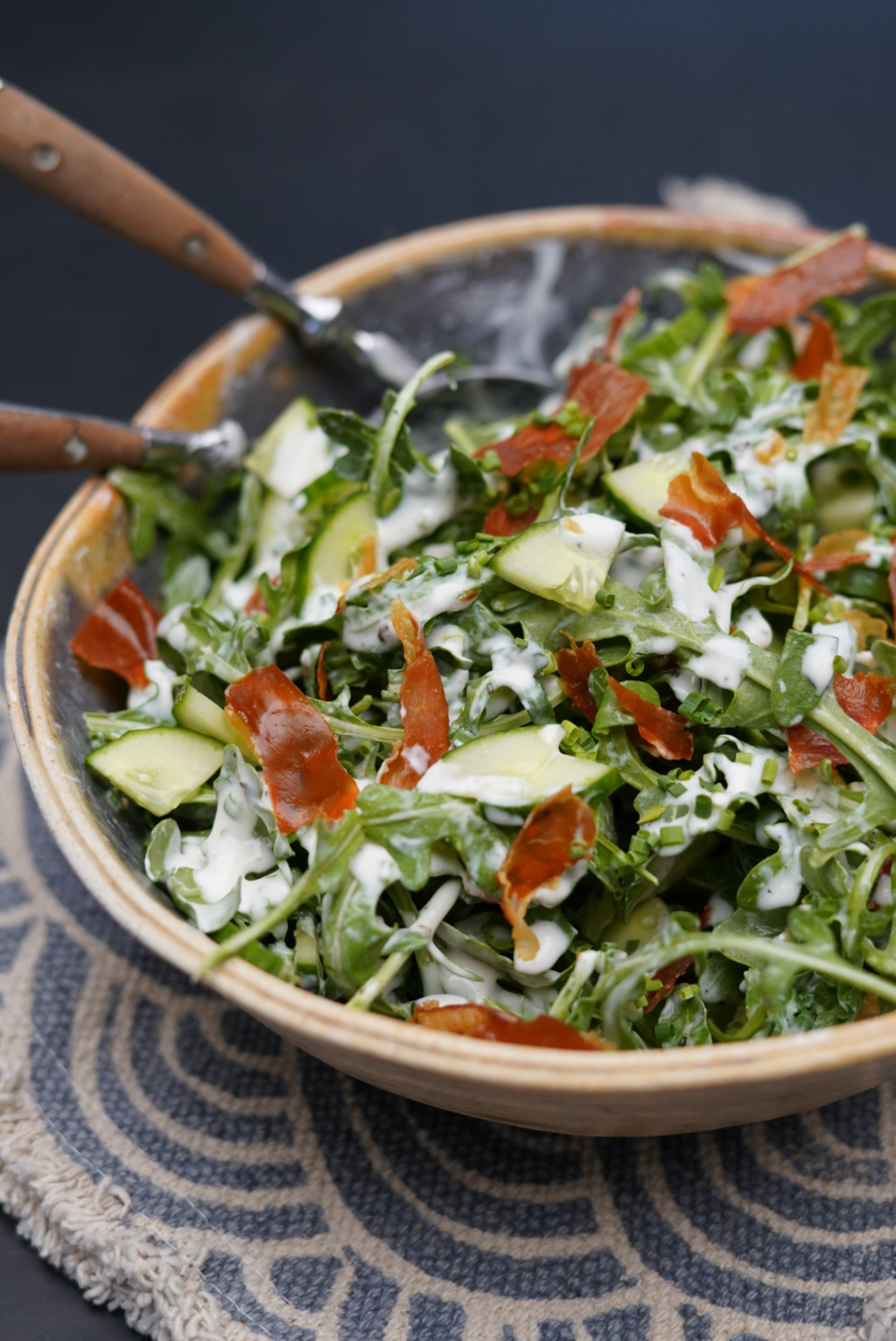Salade de roquette, concombre, vinaigrette aigrelette et chips de&nbsp;prosciutto