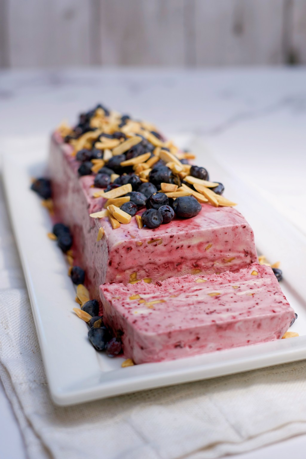 Semifreddo à la camerise et aux&nbsp;amandes