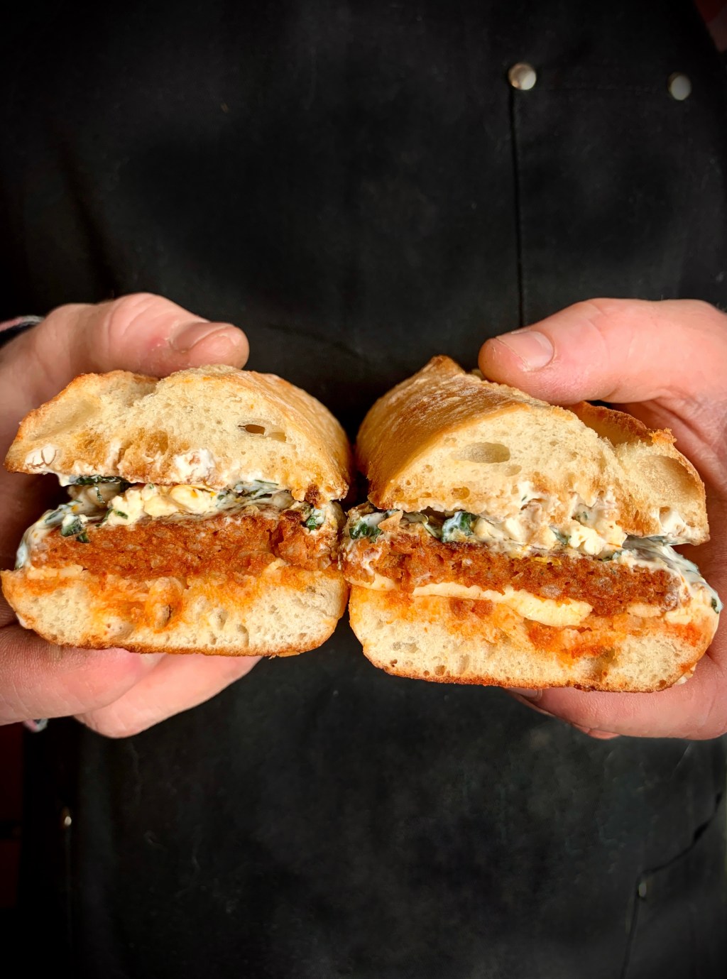 Sandwich à la merguez et féta, sauce yogourt au citron et à la&nbsp;menthe