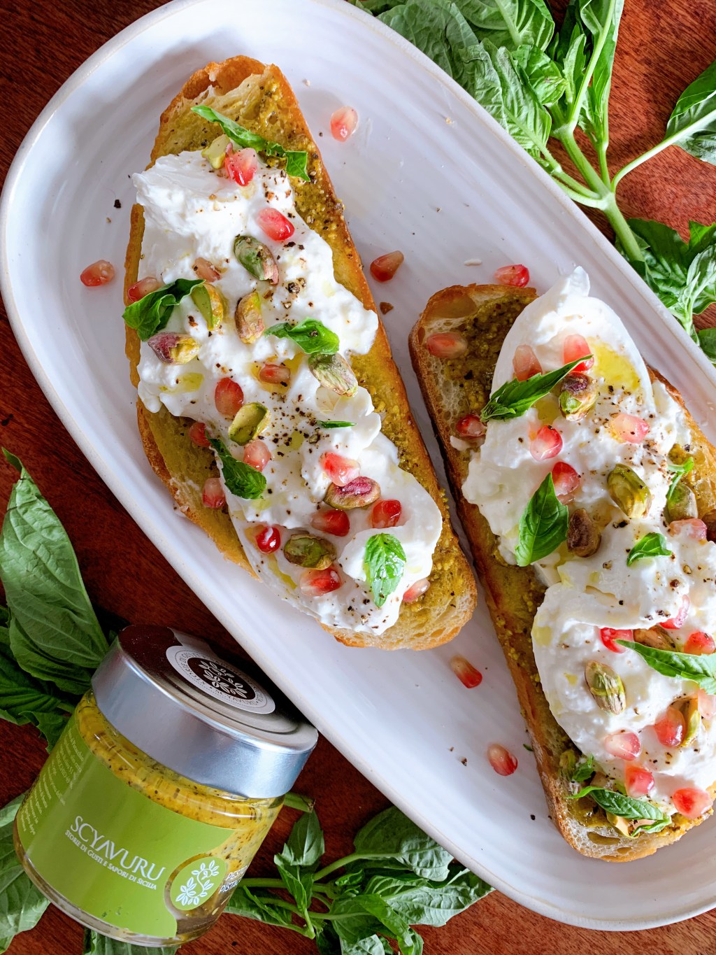Tartines de burrata au pesto de pistache, pommes grenade et&nbsp;basilic