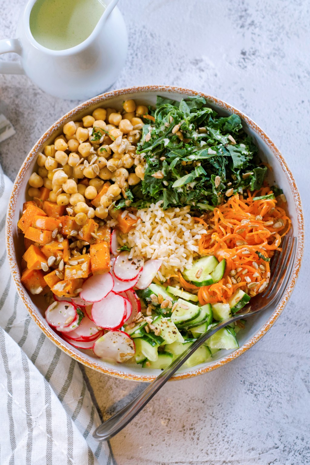 Salade repas aux pois chiches, légumes croquants et vinaigrette&nbsp;d’aquafaba