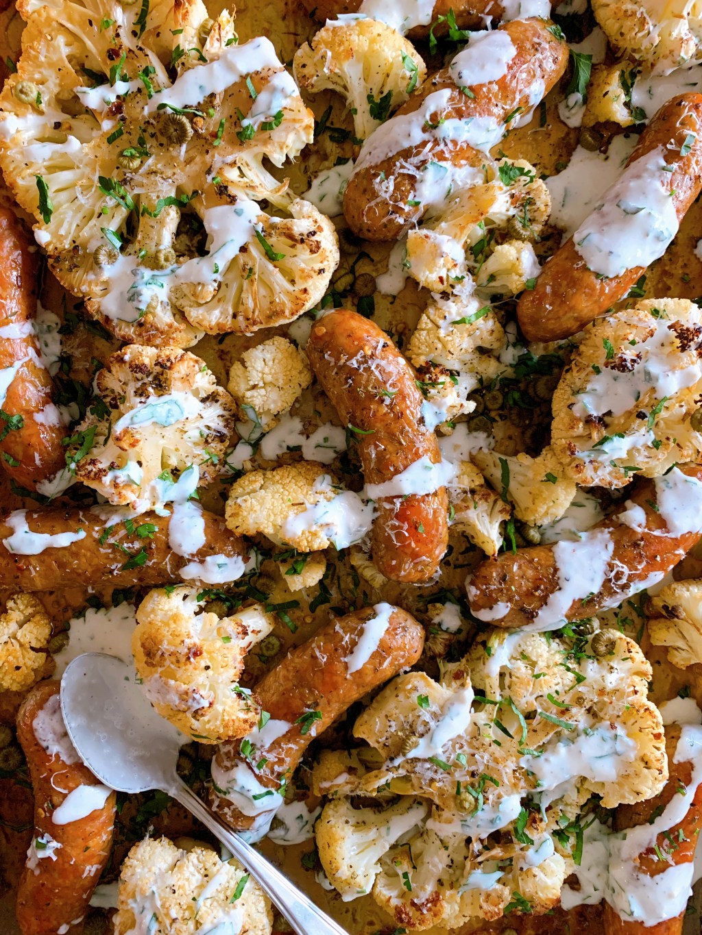 Plaque de chou-fleur et saucisses rôties, sauce au&nbsp;babeurre