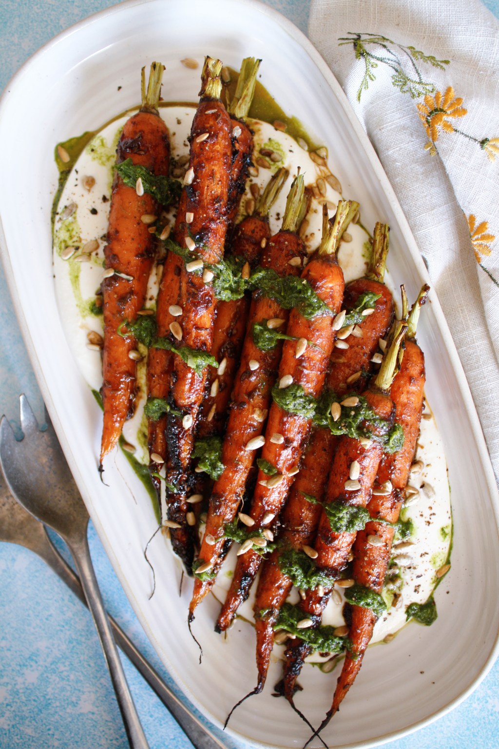 Carottes rôties au miso, pesto de fanes et ricotta&nbsp;crémeuse