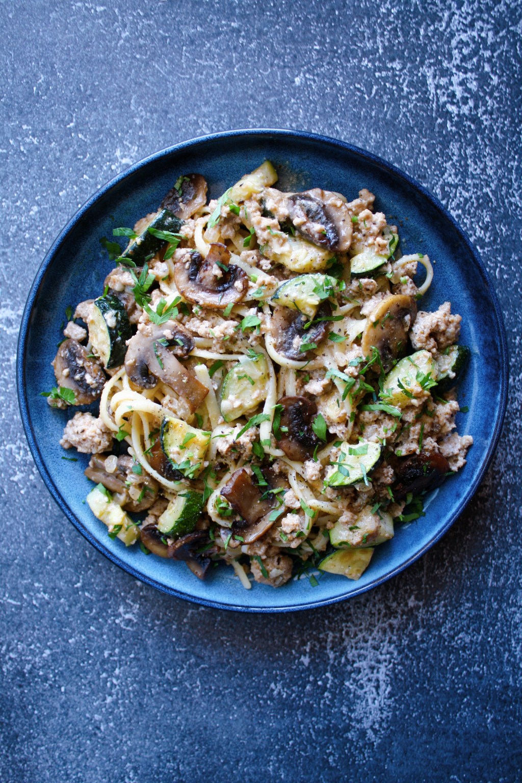 Linguine à la saucisse, champignons et&nbsp;courgettes