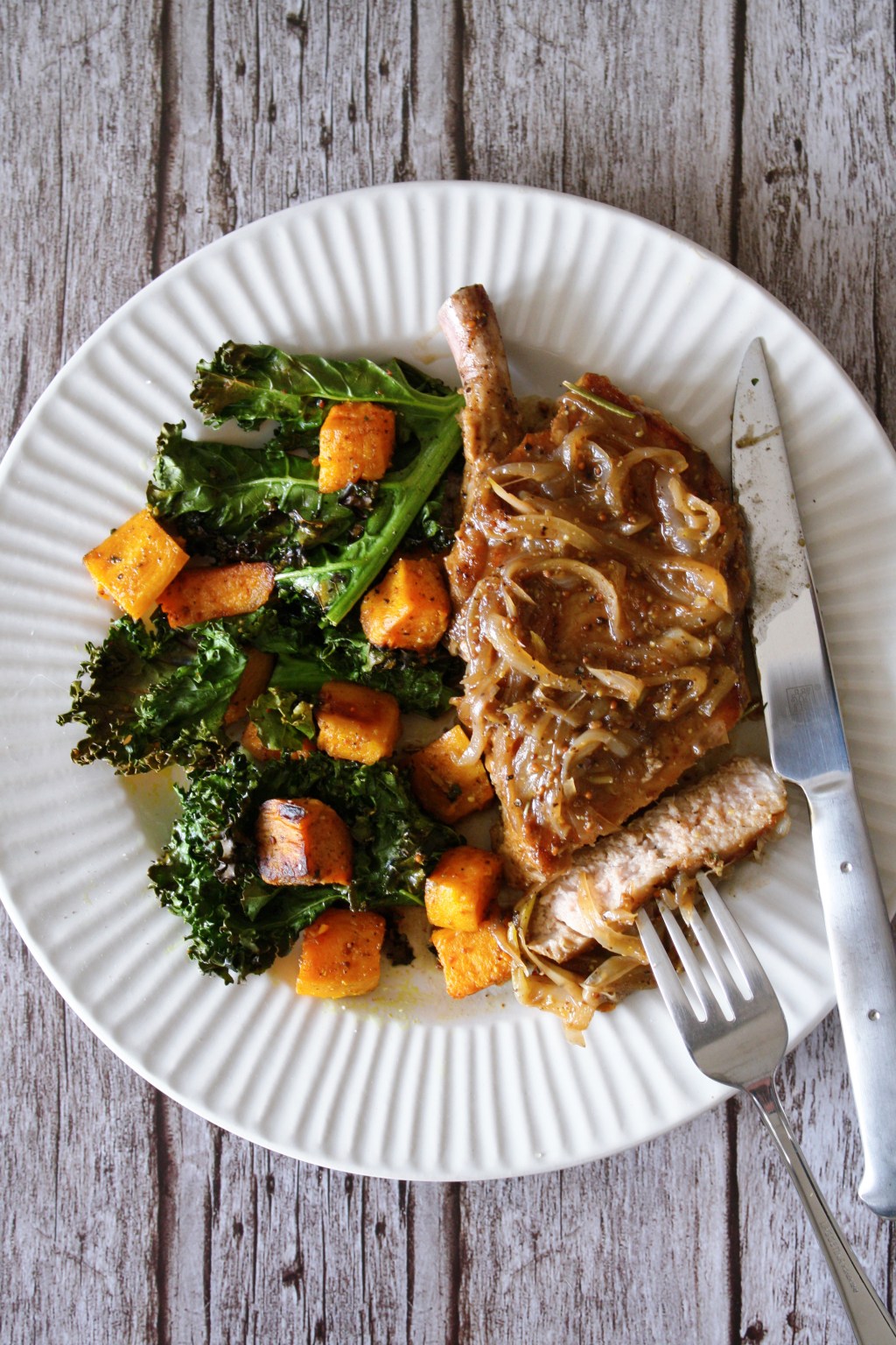 Côtelettes de porc à la compoté d’oignons doux à&nbsp;l’érable