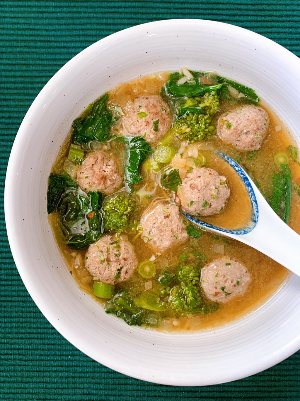 Soupe aux boulettes, rapinis et&nbsp;miso