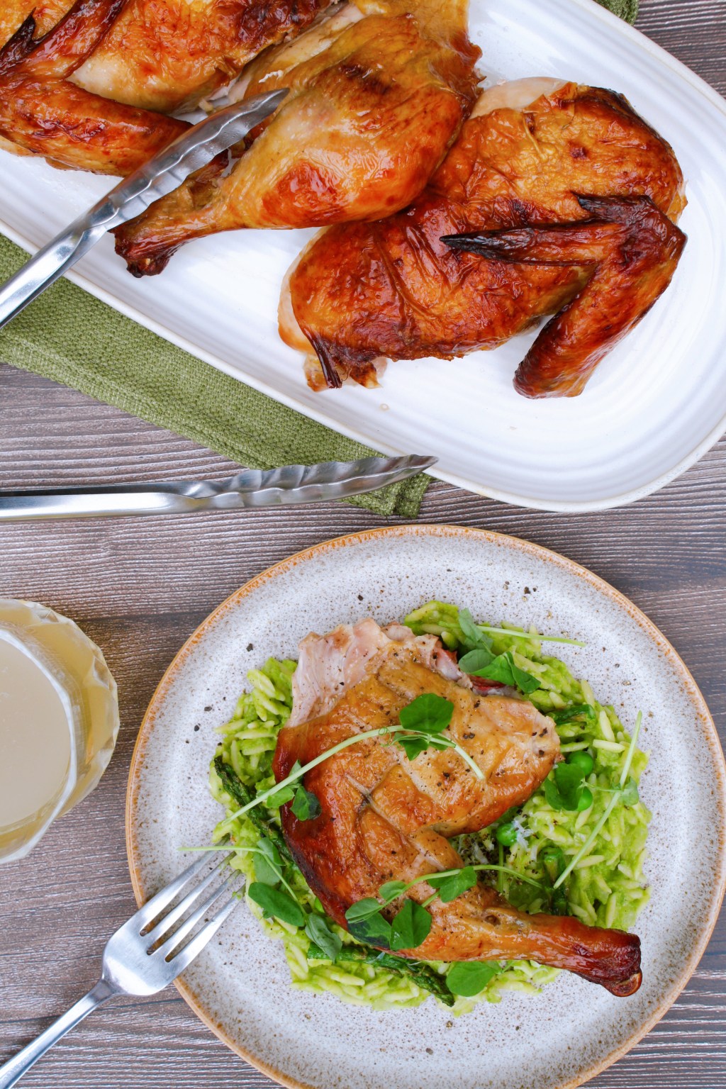 Poulet à l’hydromel fumé sur orzo aux&nbsp;asperges