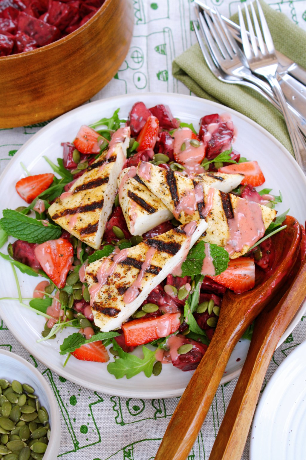 Salade de betteraves, fraises et fromage halloumi&nbsp;grillé