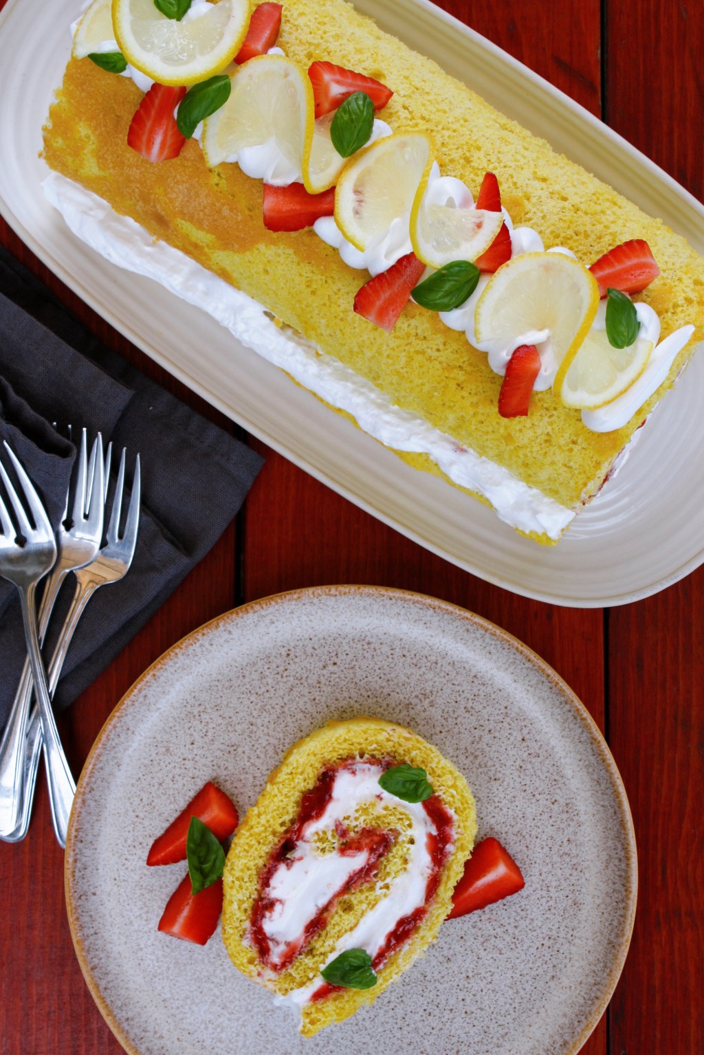 Gâteau roulé au citron, fraises et&nbsp;basilic