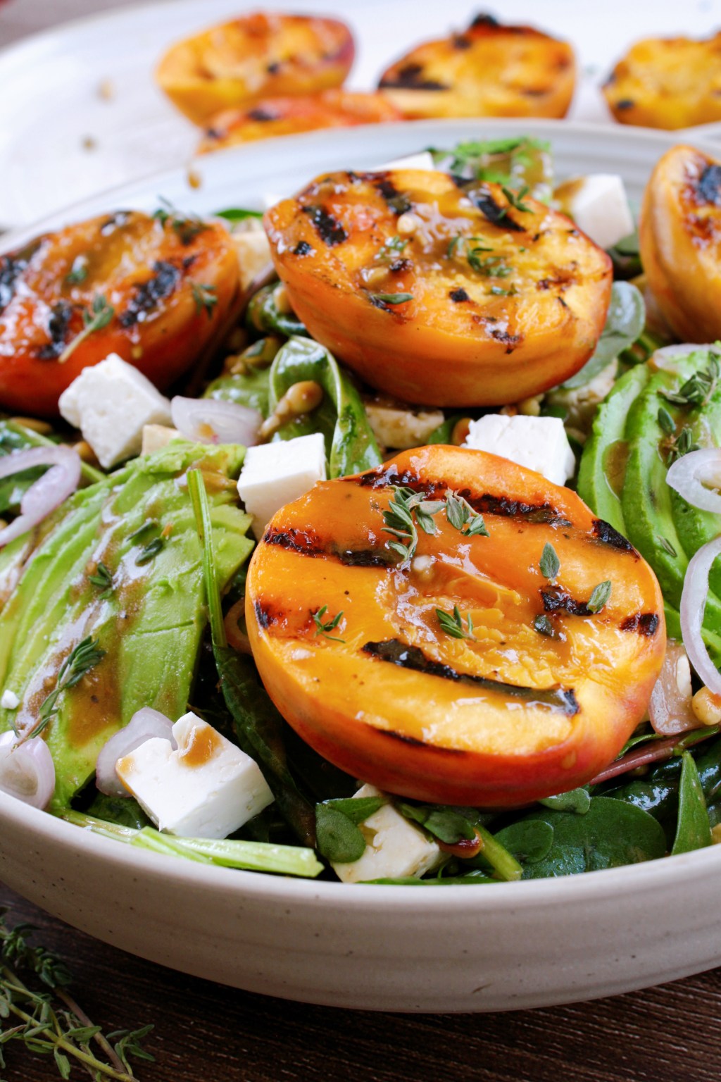 Salade de pêches grillées, feta et&nbsp;avocat