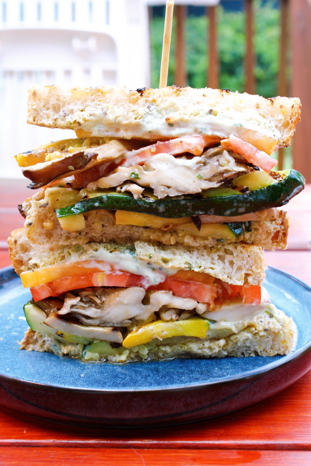 Sandwich aux légumes grillés, véganaise au&nbsp;basilic