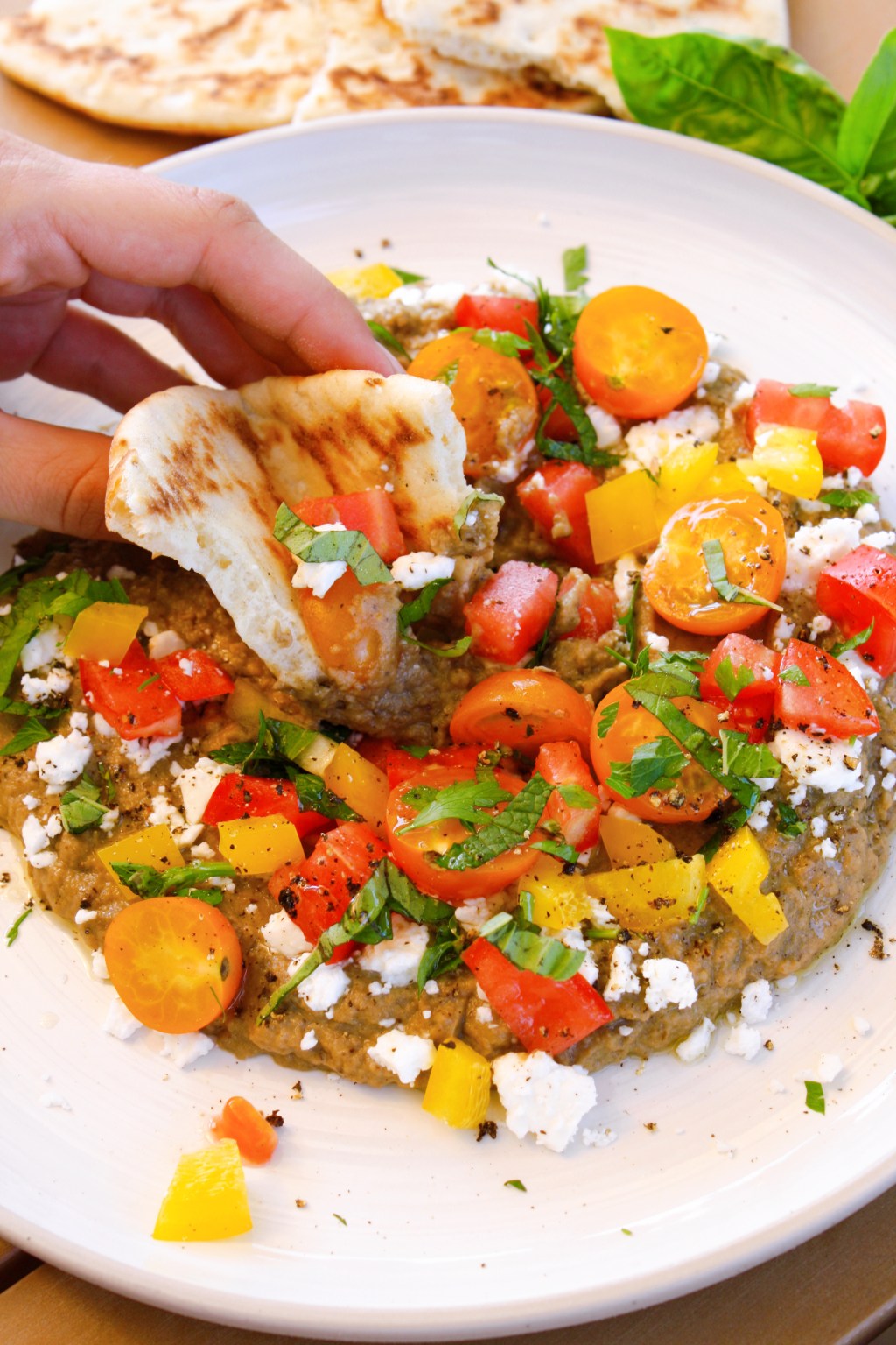 Trempette d’aubergine fumée, garniture de tomates et feta aux&nbsp;herbes