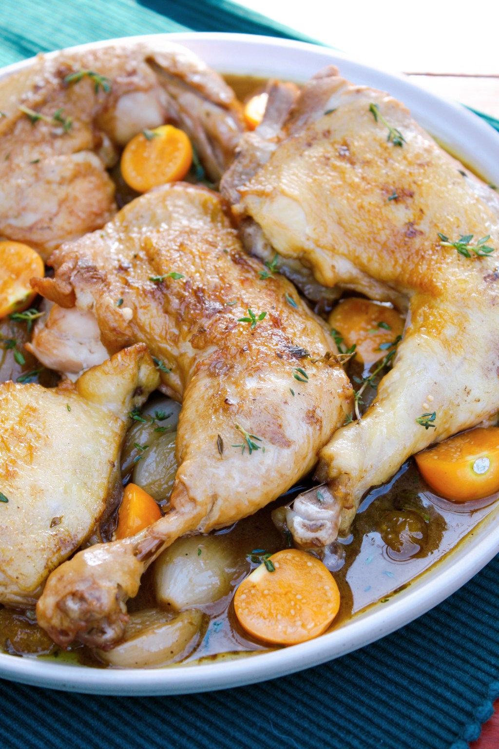 Cuisses de poulet braisées aux cerises de terre, oignons perlés et pineau des&nbsp;charentes