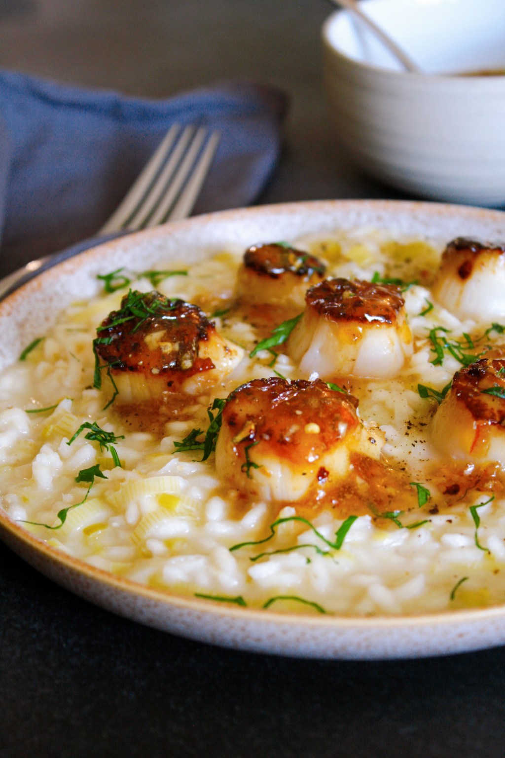 Risotto au poireau, pétoncles poêlés à la marmelade&nbsp;épicée
