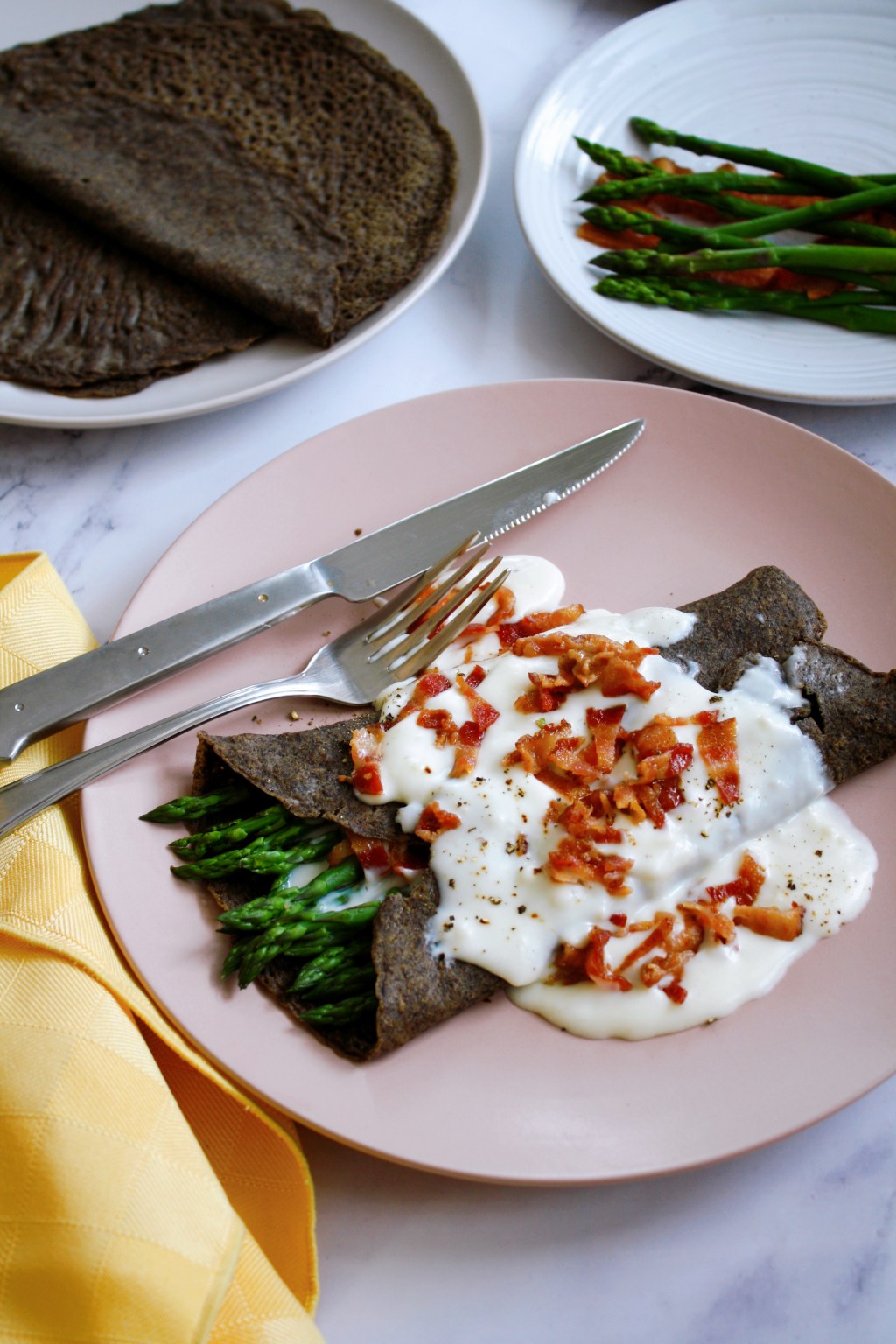 Crêpe de sarrasin aux asperges, fromage et&nbsp;bacon