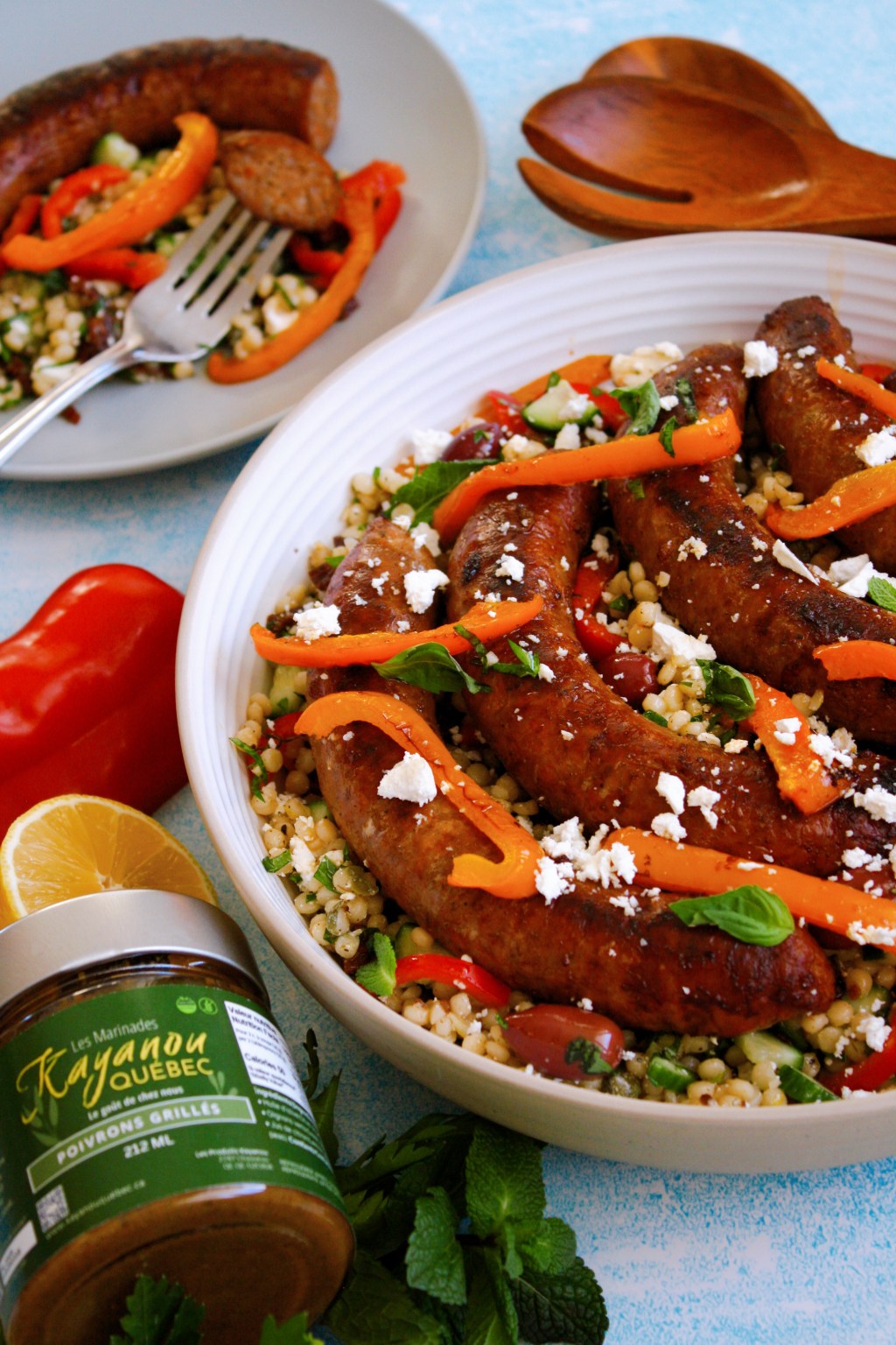 Saucisses italiennes grillées sur couscous perlé aux légumes et&nbsp;féta