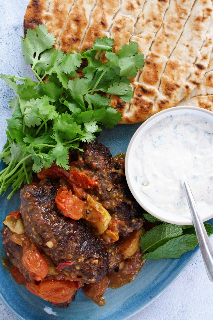 Keftas de boeuf, sauce aux tomates rôties et yogourt&nbsp;citronné