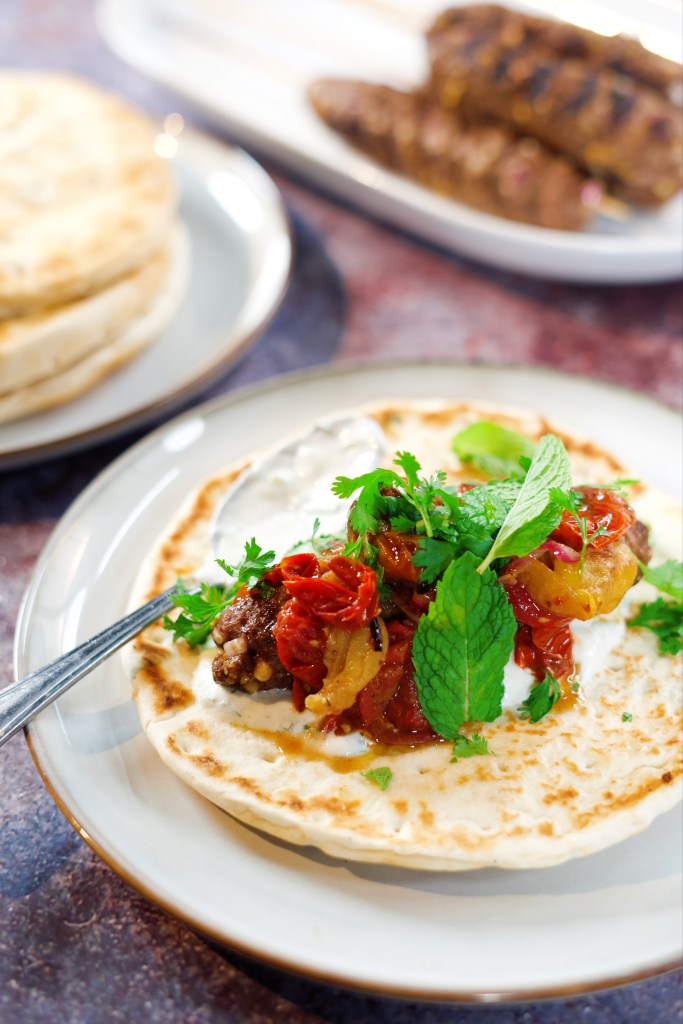 Keftas de boeuf, sauce aux tomates rôties et yogourt&nbsp;citronné