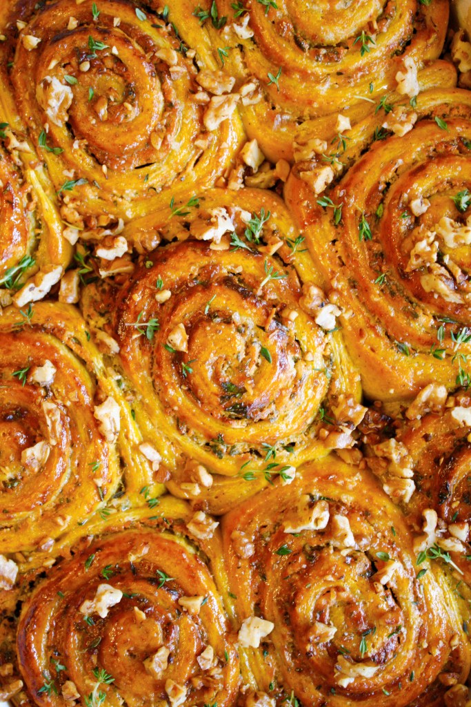 Brioches salées à la citrouille, fromage de chèvre et herbes&nbsp;fraîches