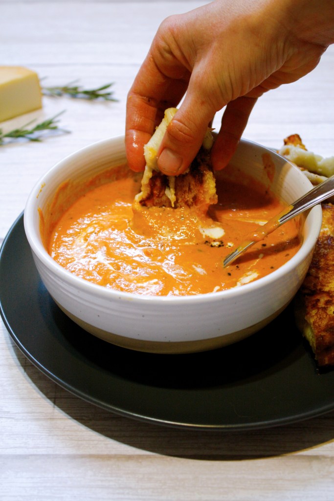 Crème de tomates rôties et grilled cheese aux trois fromages&nbsp;québécois