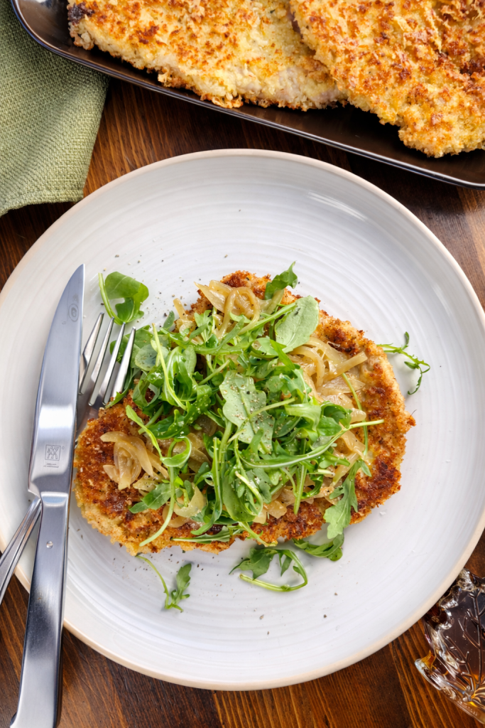 Escalope de porc en croûte de fromage suisse et compotée d’oignons à&nbsp;l’érable